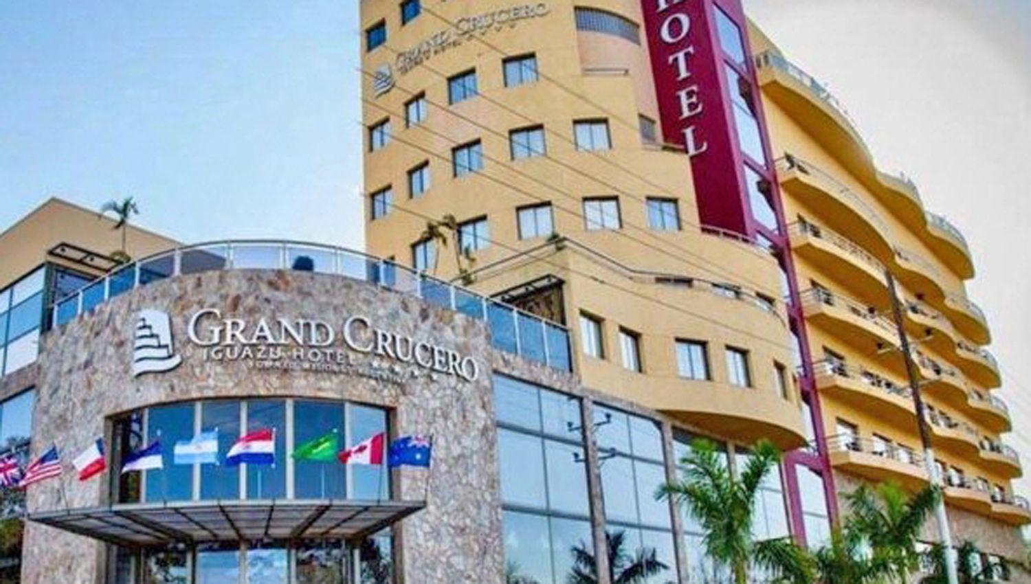 CASOS El Castelar Hotel en pleno corazón porteño y el Grand Crucero en un sitio turístico clave como las Cataratas del Iguaz� cerraron sus puertas
