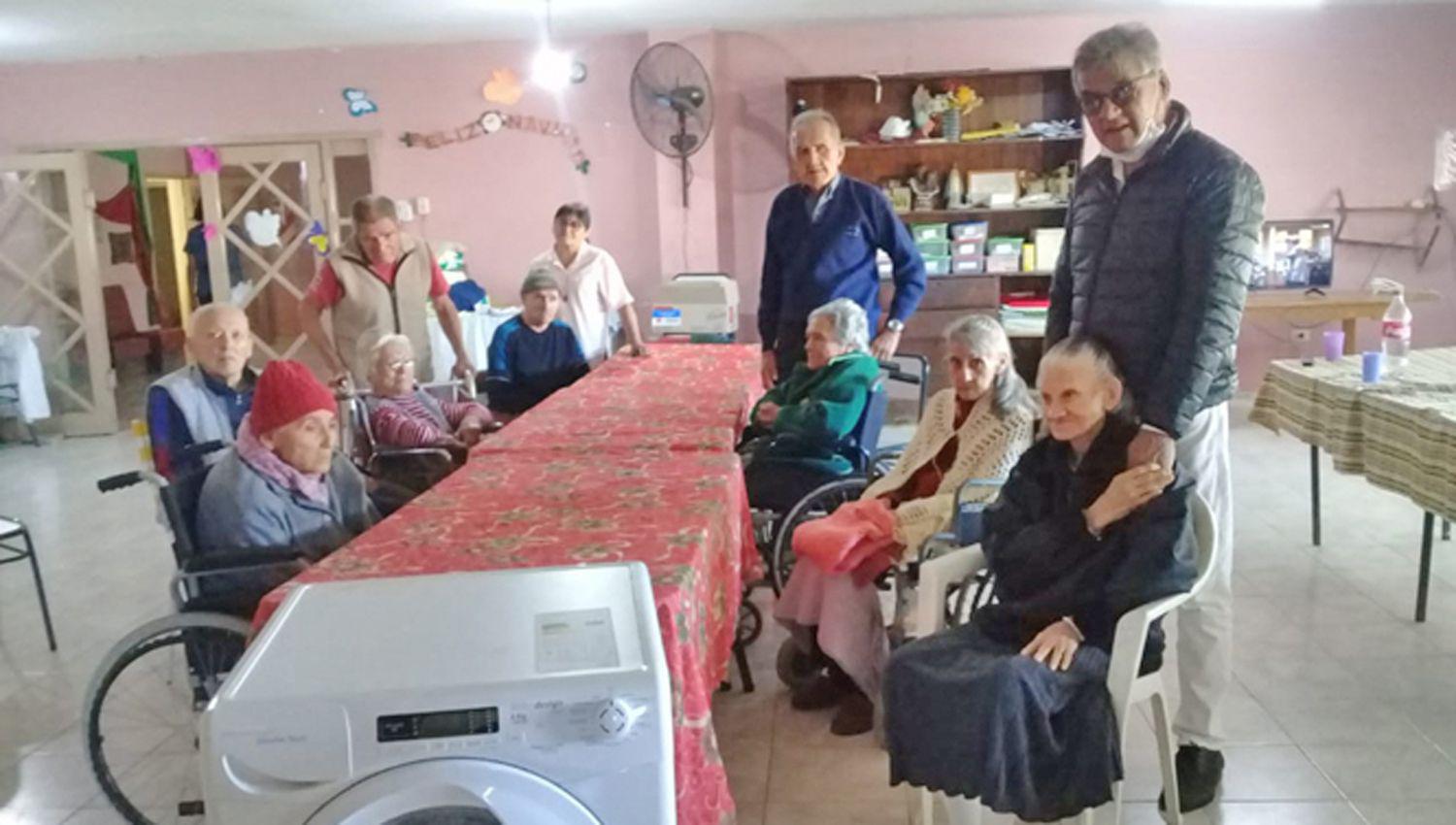 HERRAMIENTA El lavarropas industrial es fundamental para mantener la higiene en el hogar de ancianos Egly Robla de Maurizio
