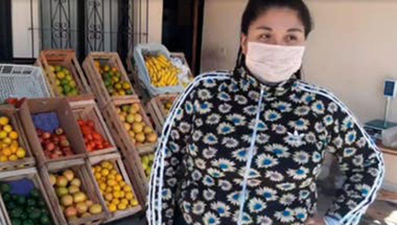 Cobroacute el bono de los 10000 puso una verduleriacutea en su casa y se hizo viral