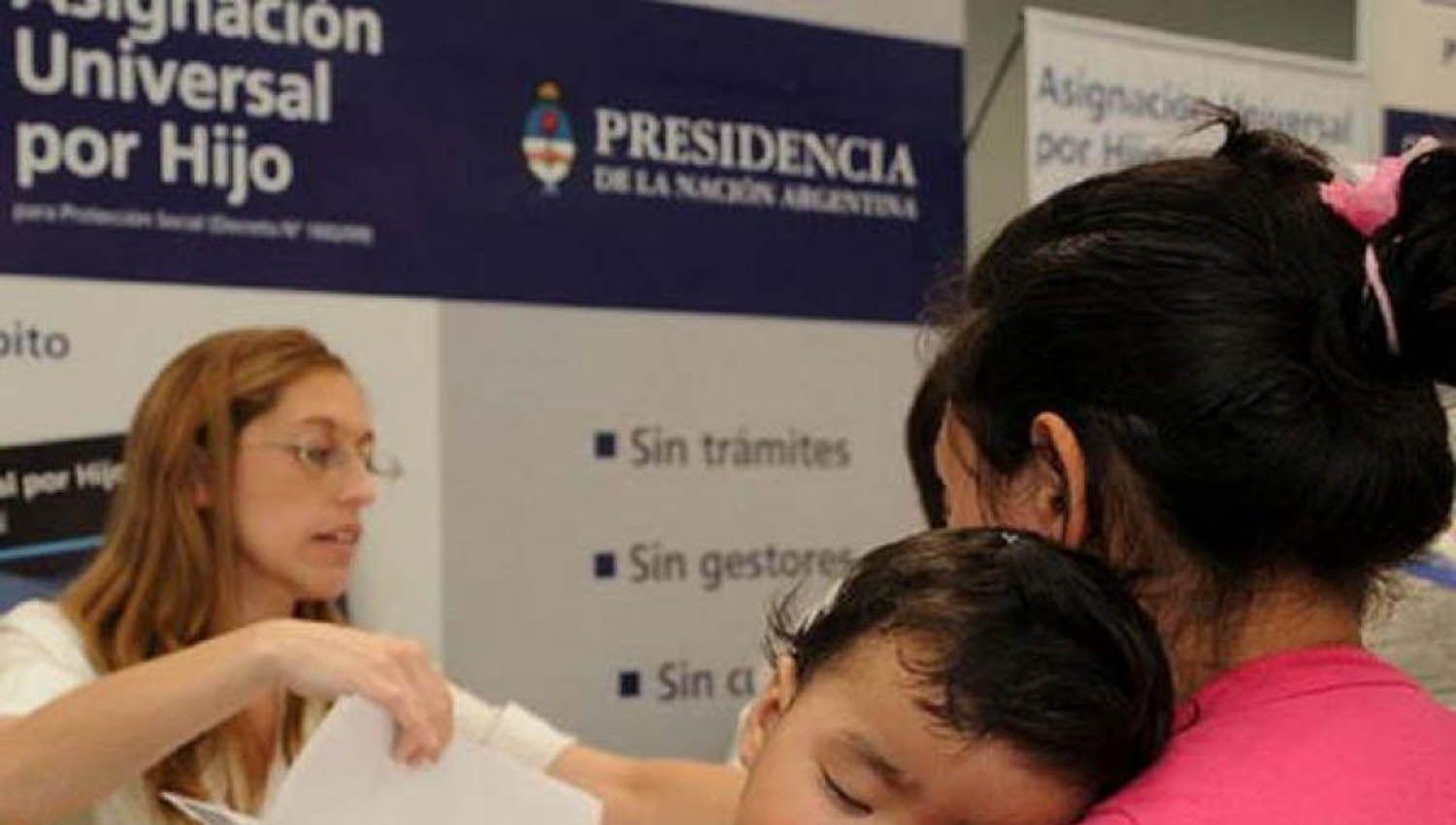 Jubilados y beneficiarios de AUH con DNI finalizado en 1 cobran mantildeana