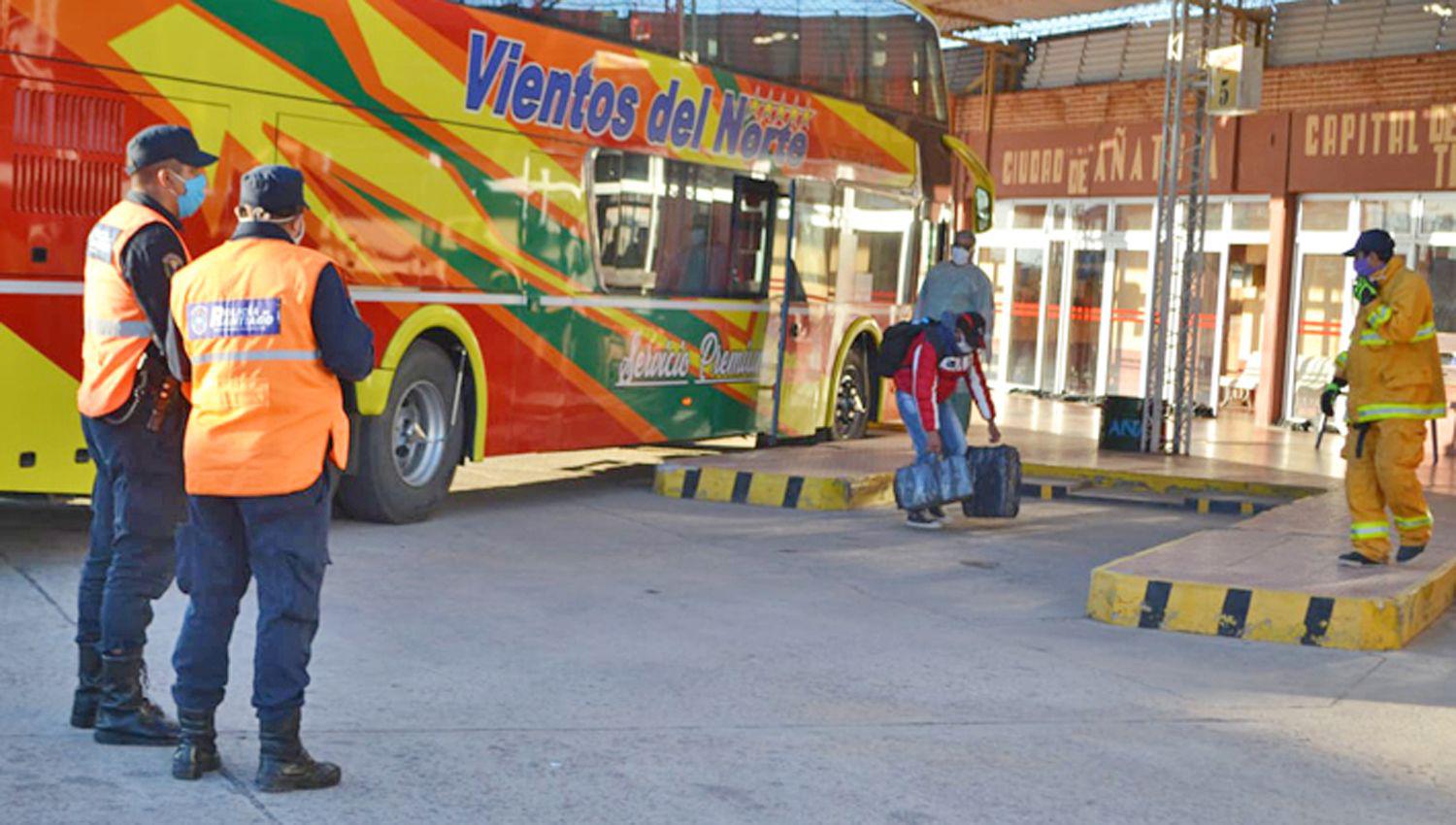 Llegaron 13 peones golondrina  y activaron protocolo en Antildeatuya