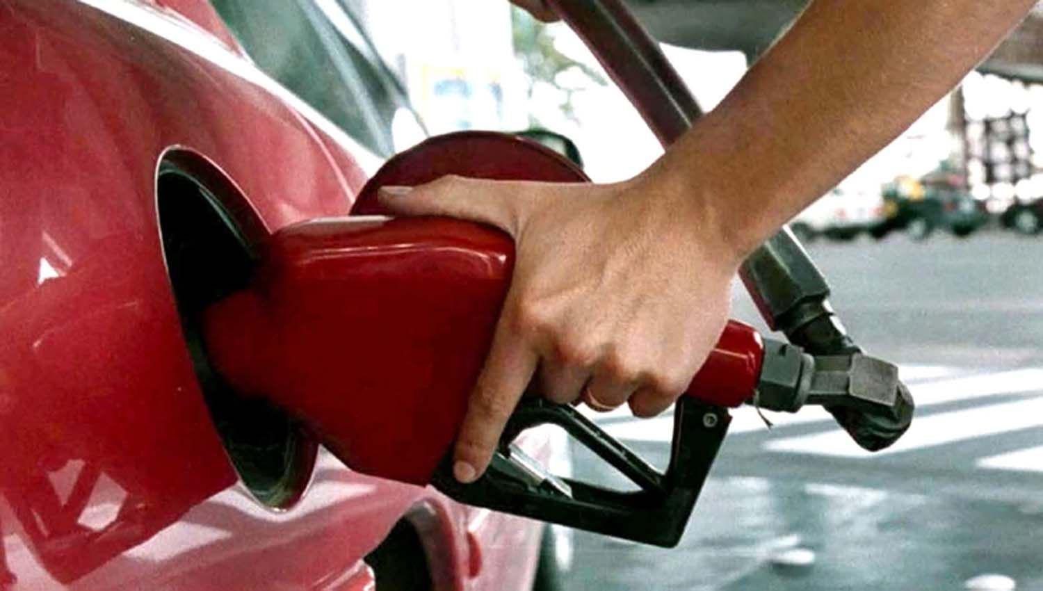 Expectativa por el decreto que congelariacutea el precio de combustibles hasta octubre