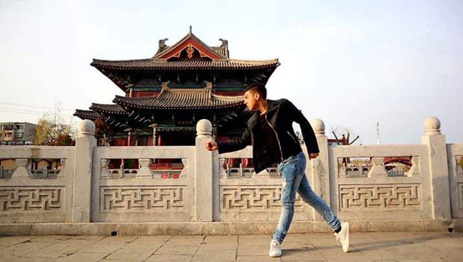 Con sangre santiagueña Gabriel presenta en ciudades chinas su estilo de baile