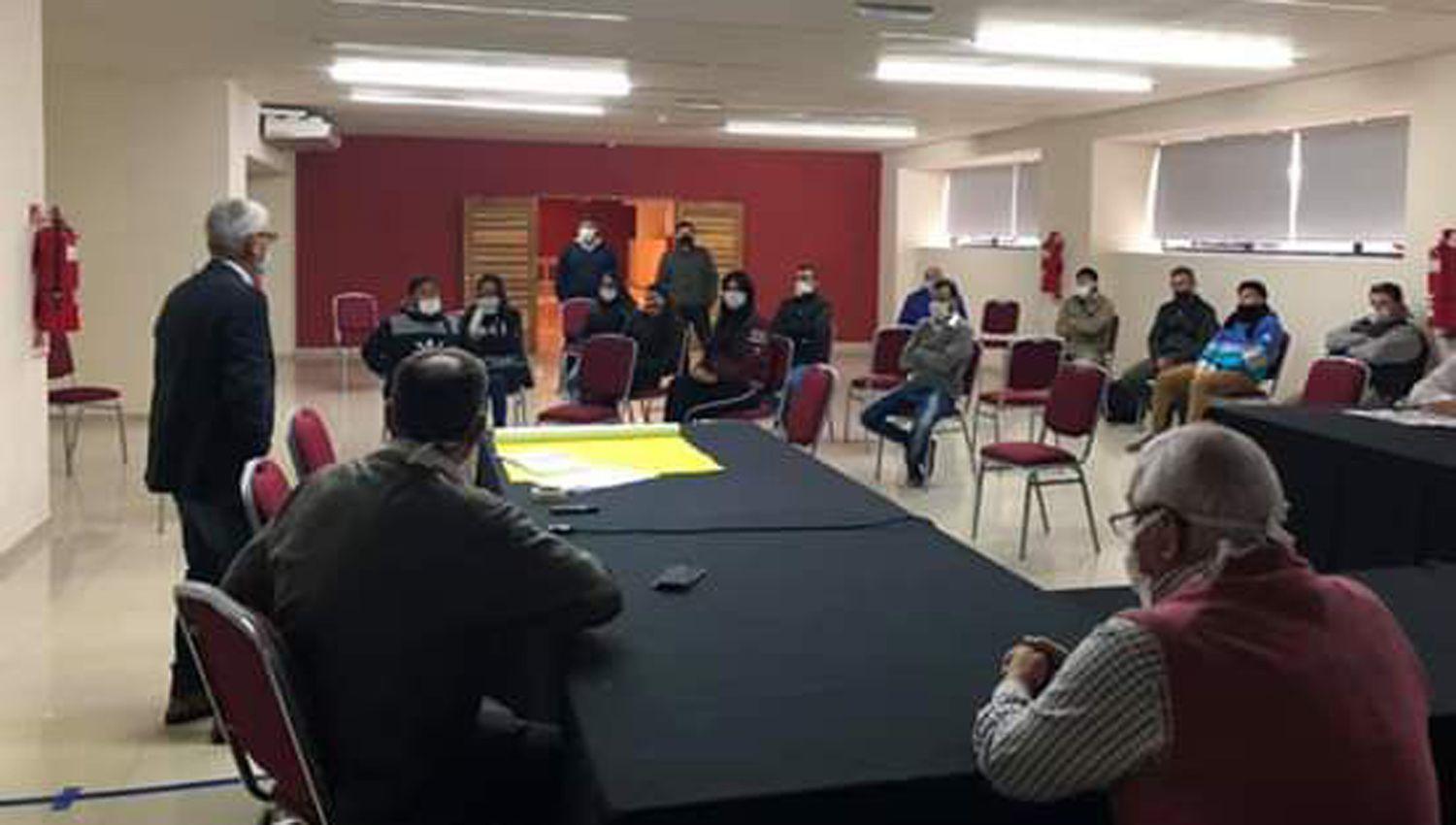 Destacaron el trabajo de fumigación que realizó el fin de semana el equipo de la Dirección de Vectores
del Ministerio de Salud que llegó para reforzar el trabajo que lleva a cabo diariamente el programa municipal