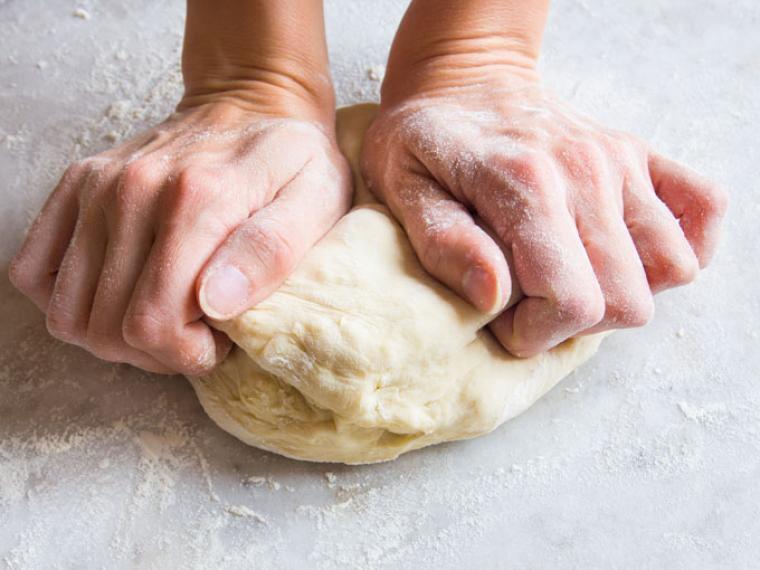 VIDEO- ensentildeaba a hacer pan casero pero un error la volvioacute viral en las redes sociales