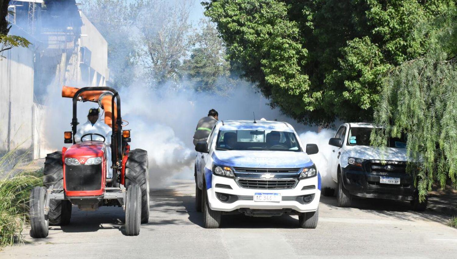 El refuerzo de la fumigación se realizó ayer en los
barrios Francisco de Aguirre y Centenario