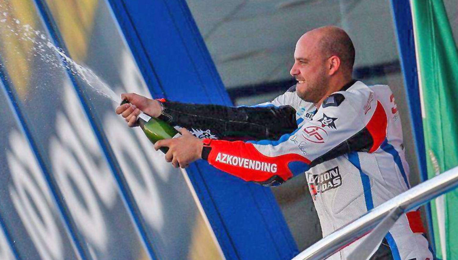 Alberto Auad en uno de los festejos ms importante de su carrera en la categoría Super Sport 600