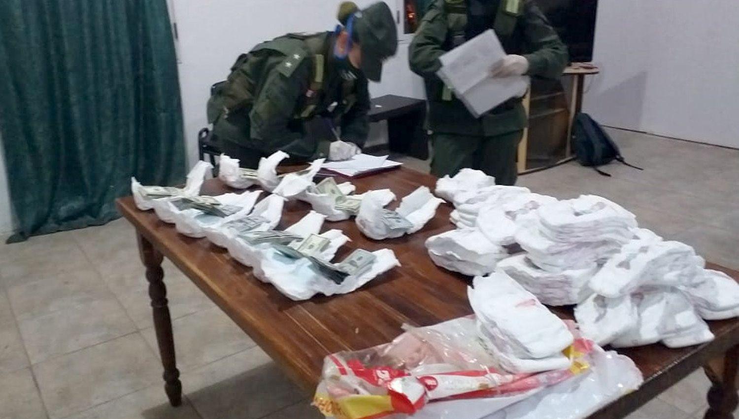 Viajaban con maacutes de 35000 doacutelares escondidos en pantildeales y fueron detenidos en Pinto