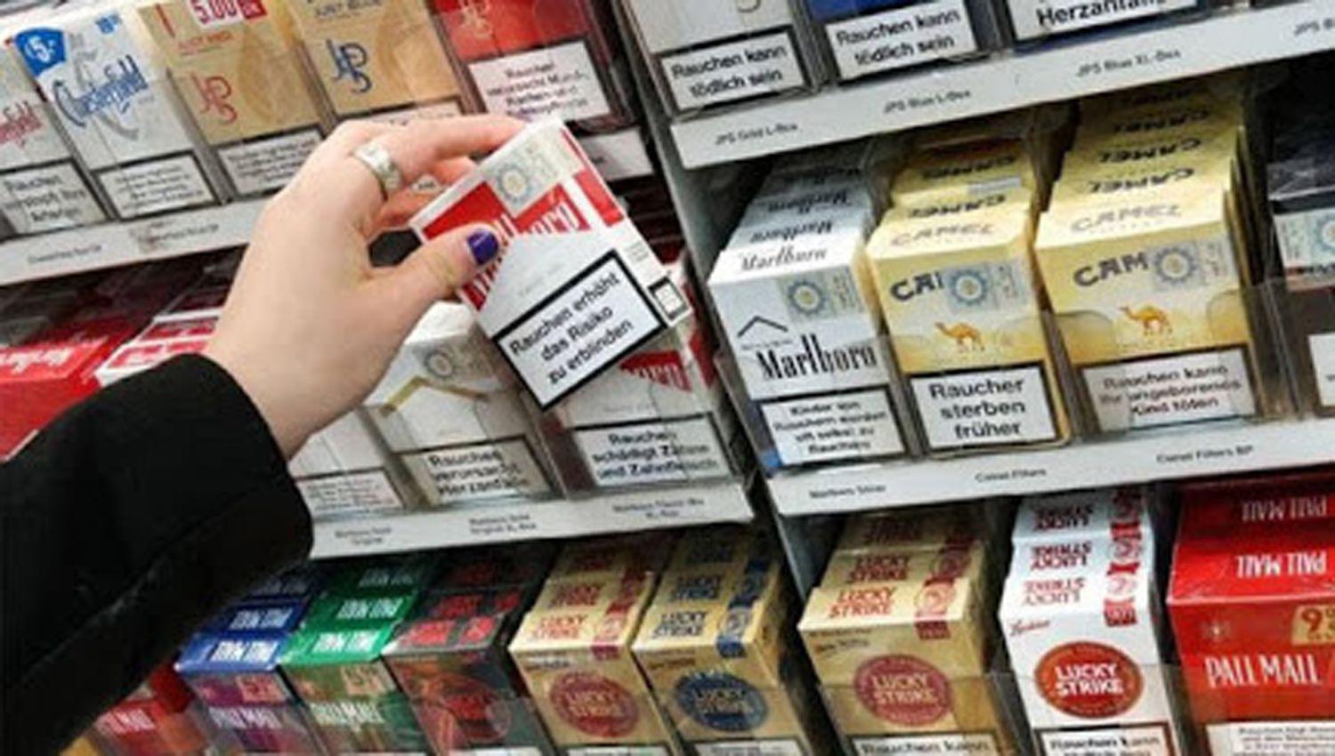 La AFIP autoriza de manera temporal que los paquetes de cigarrillos importados lleven una oblea azul
