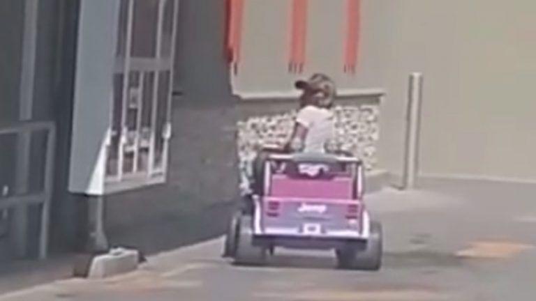VIDEO- le impidieron comprar una pizza por ir a pie y regresoacute en un auto de juguete