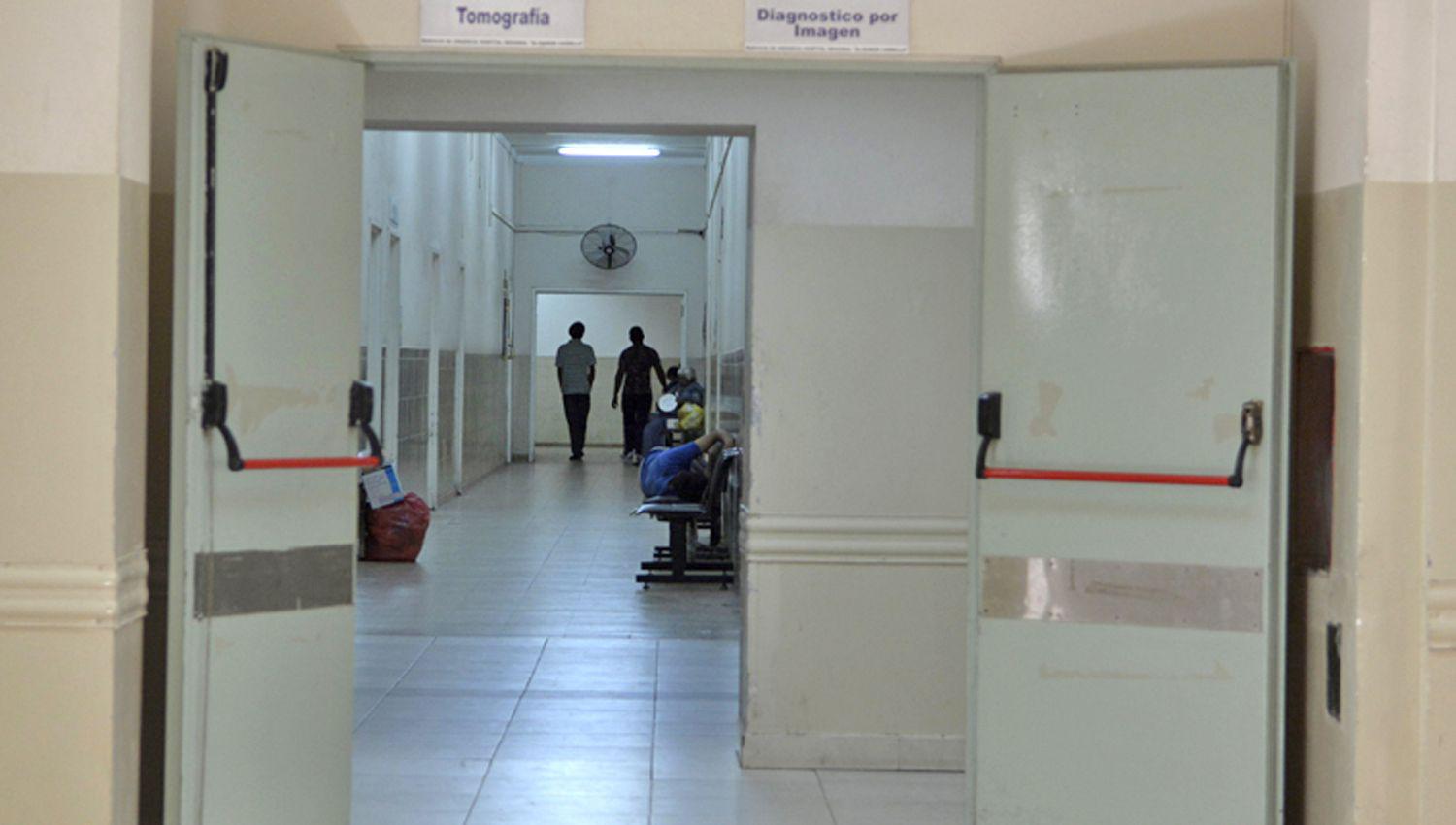 Un joven fue operado para sacarle un envase de desodorante que  se habiacutea introducido por el ano