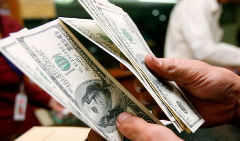 El doacutelar cerroacute a  7006 y en la semana avanzoacute 063-en-porciento-