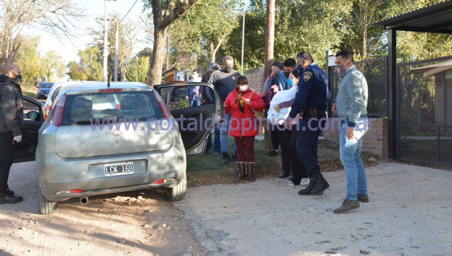 Pagoacute con doacutelares falsos por una bebeacute y fue detenida junto con los padres bioloacutegicos