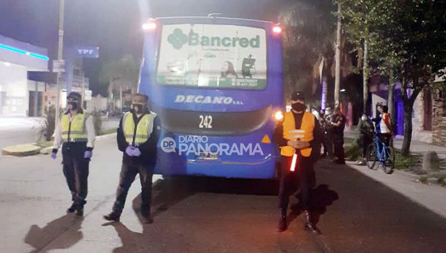Un colectivo iba repleto en La Banda hasta con pasajeros parados
