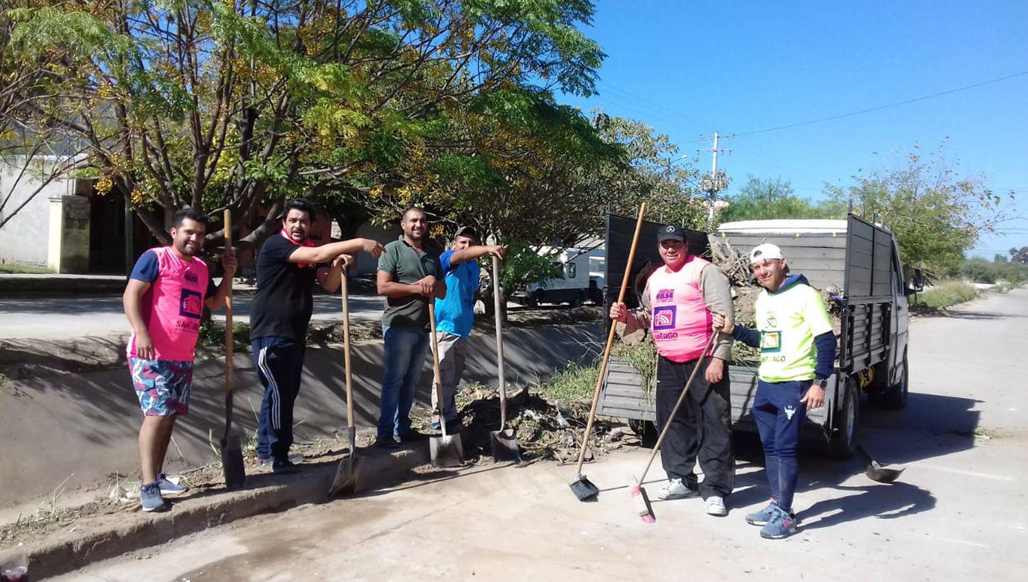 Vecinos del barrio Siglo 19 se organizan para limpiar su barrio