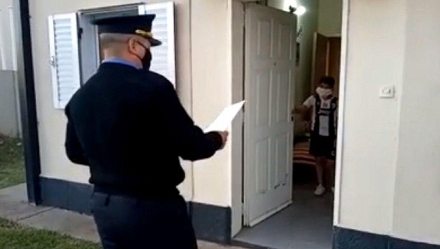 La policiacutea le respondioacute al nene que escribioacute una carta pidiendo autorizacioacuten para ver a su abuelo