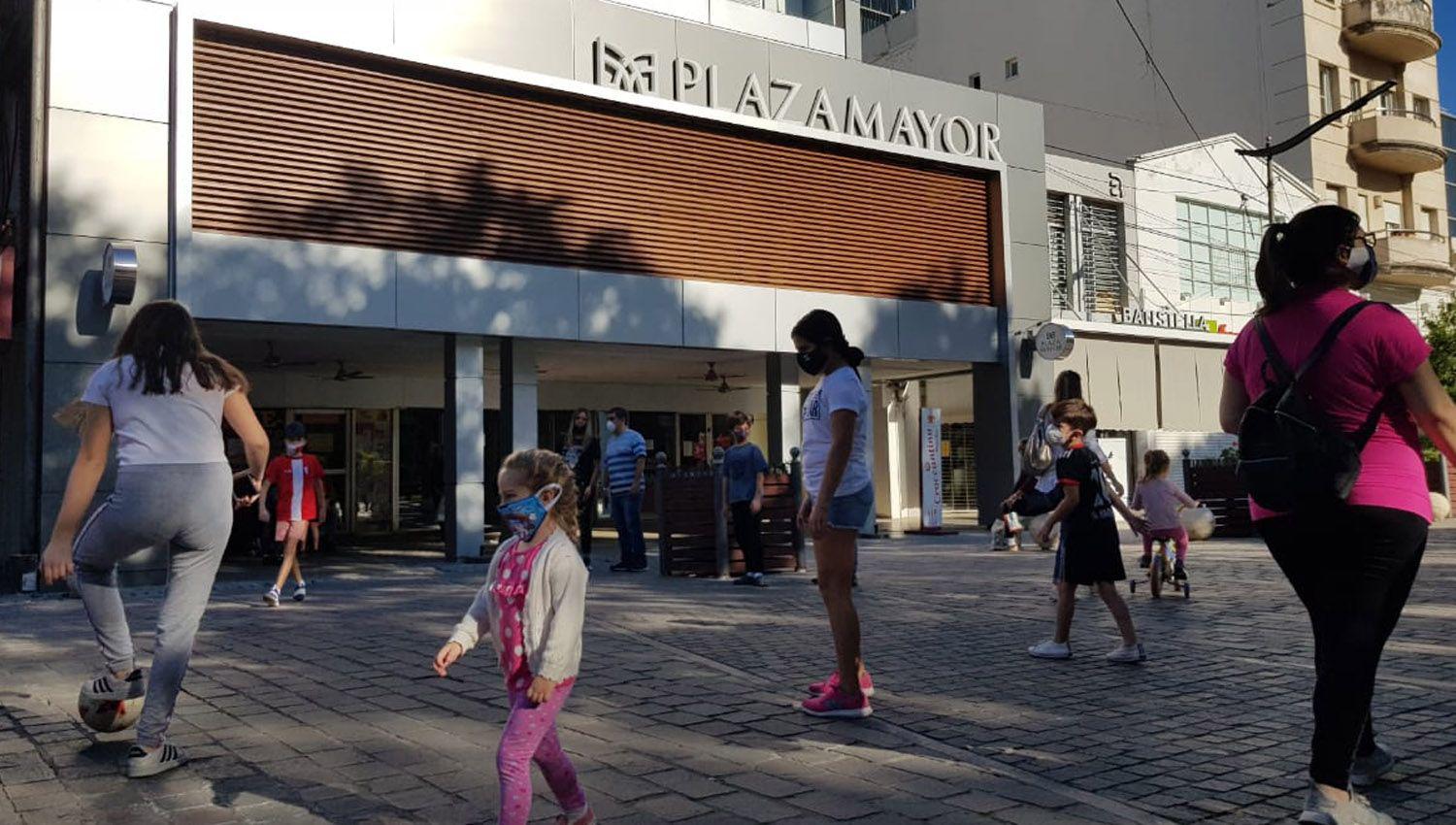 VIDEO Los nintildeos santiaguentildeos se aduentildearon nuevamente de las calles de las ciudades