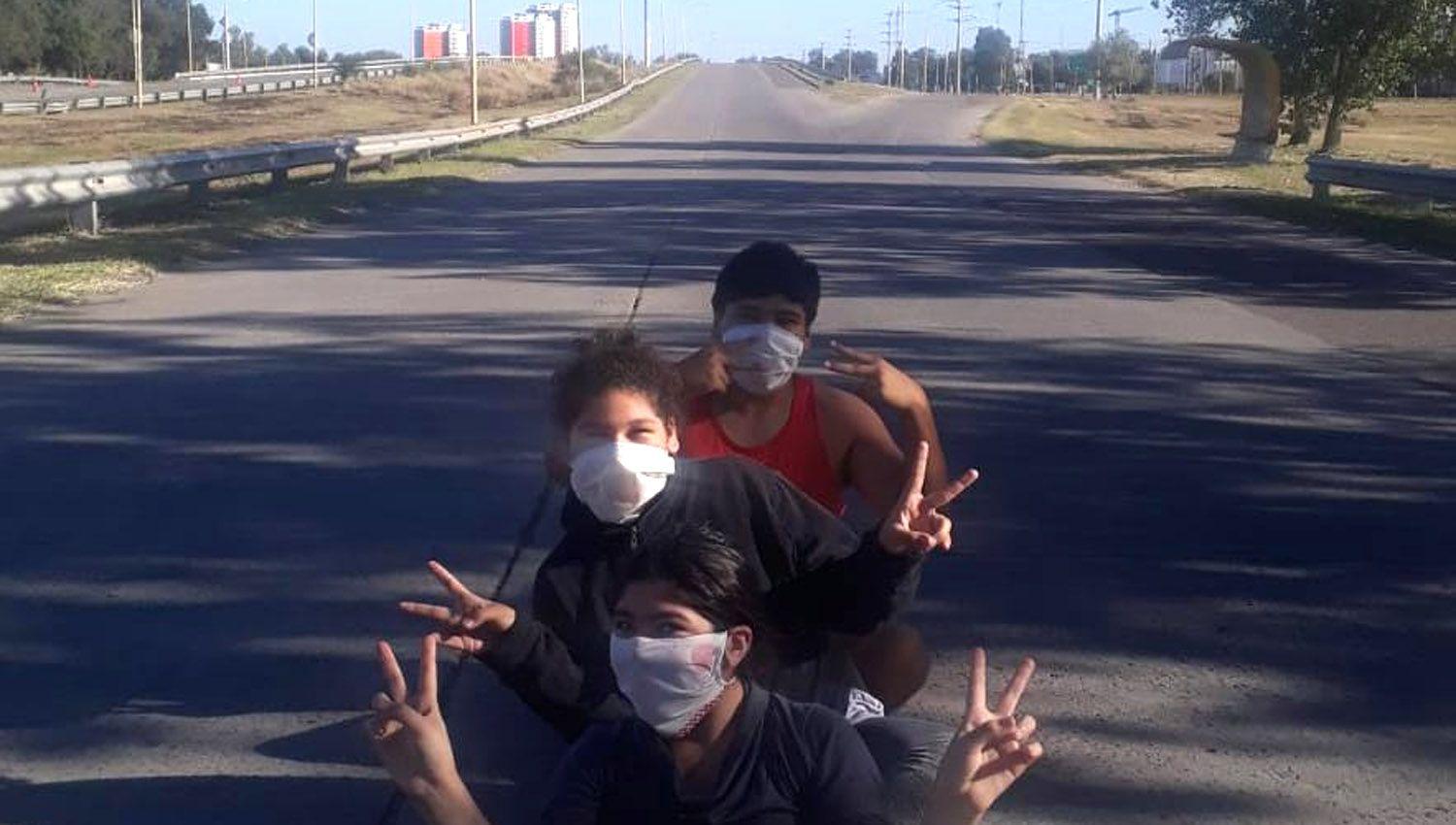 Imaacutegenes de nintildeos y adolescentes disfrutando de la salida permitida