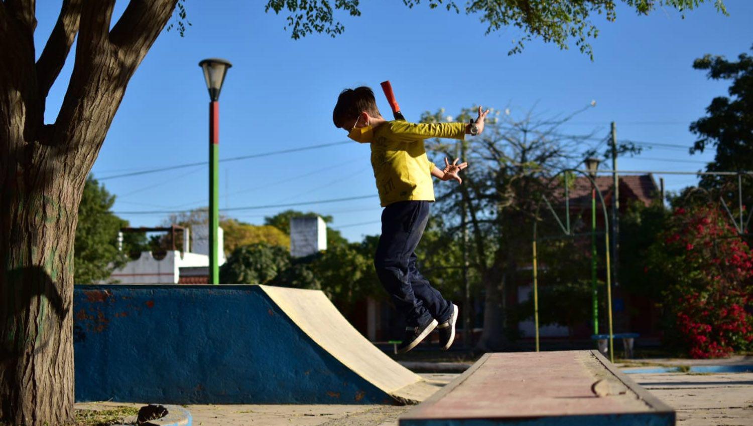 IMAacuteGENES La hora feliz de los nintildeos de Quimiliacute en la tarde de domingo
