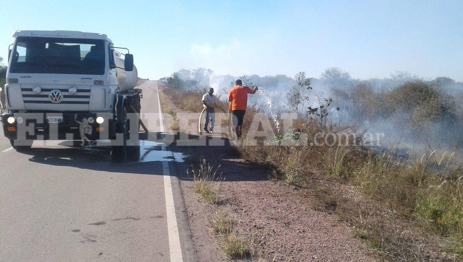 VIDEO Incendio de pastizales movilizoacute a personal de la Municipalidad de Sumampa