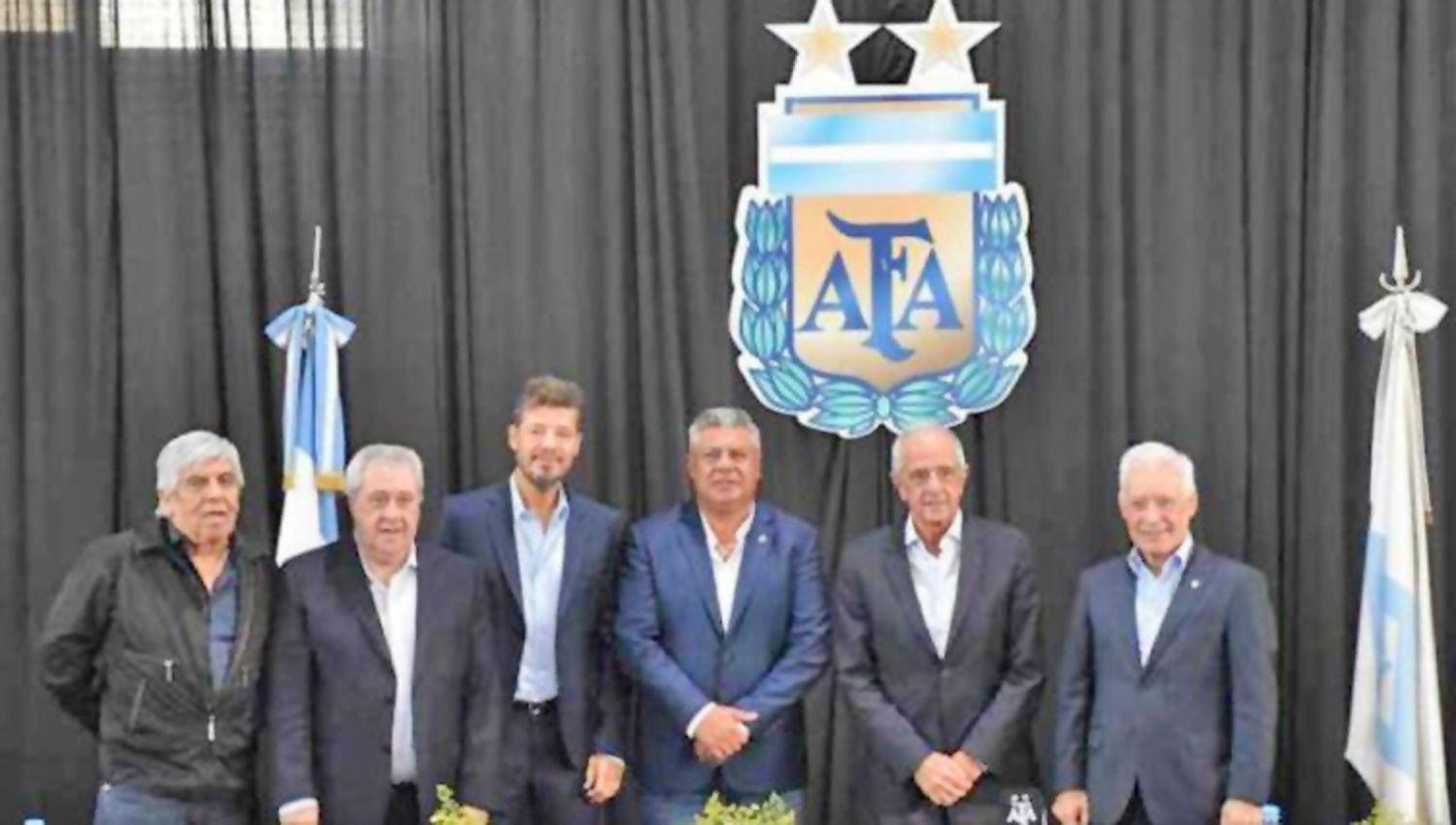 CONDUCCIÓN Claudio Tapia seguir� al frente de la AFA rodeado ahora por los presidentes de los cinco Grandes Tinelli presidir� la Liga Profesional
