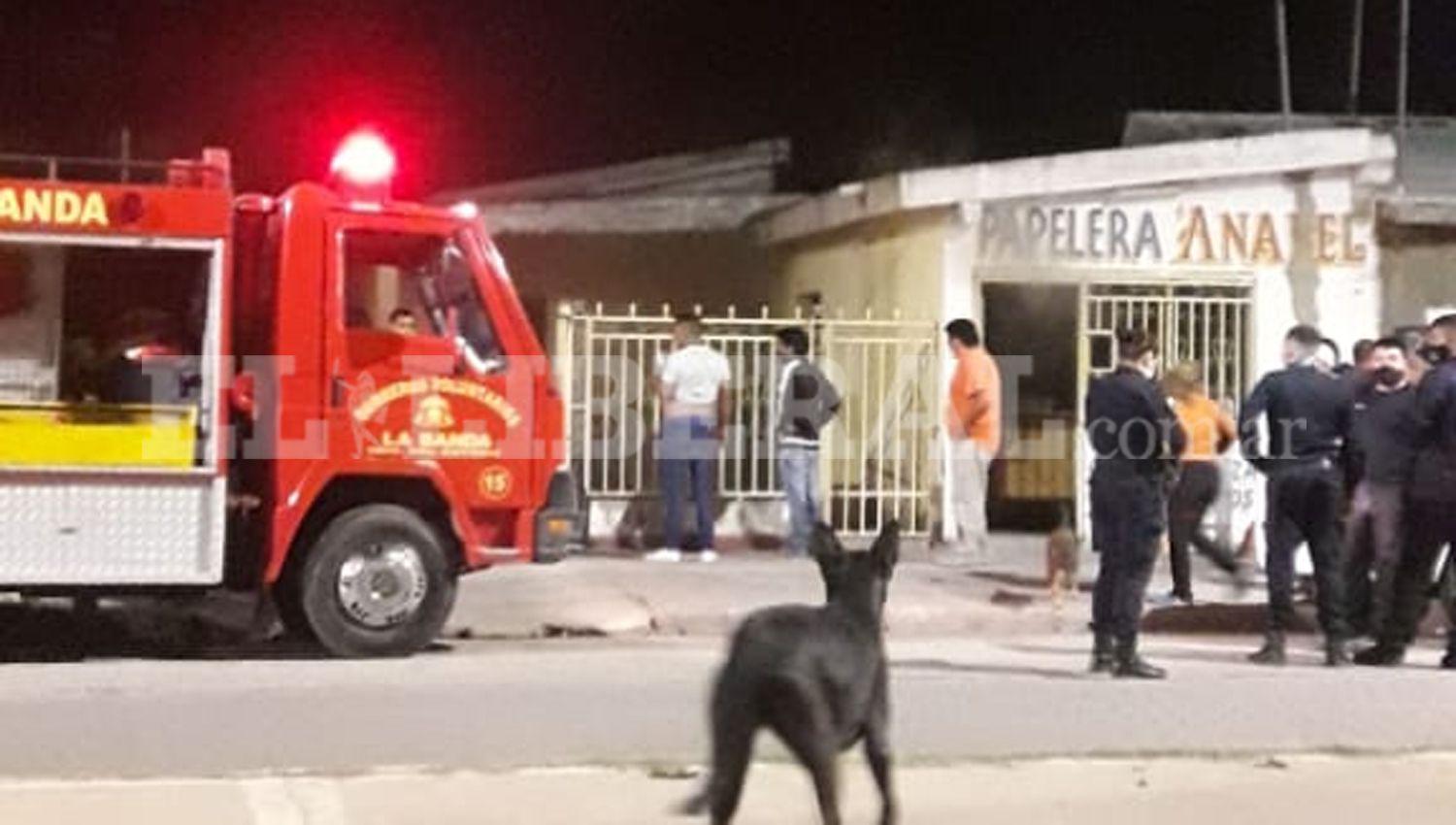 Vecinos bomberos y el fiscal acudieron al lugar pero las llamas y el humo hicieron estragos Las tres víctimas fallecieron en el Centro de Salud Banda 
