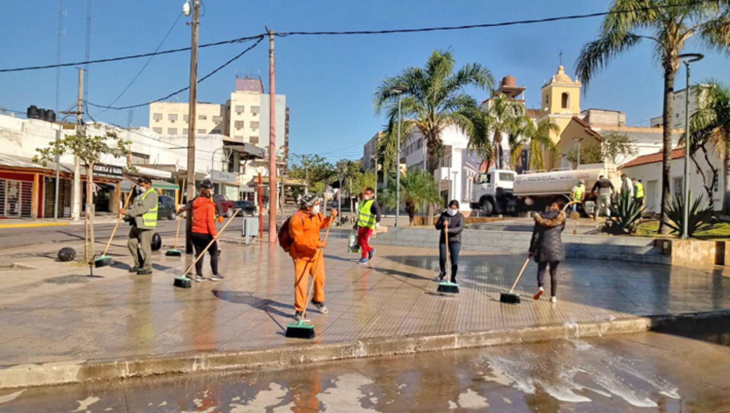 Desinfectan el microcentro de la ciudad