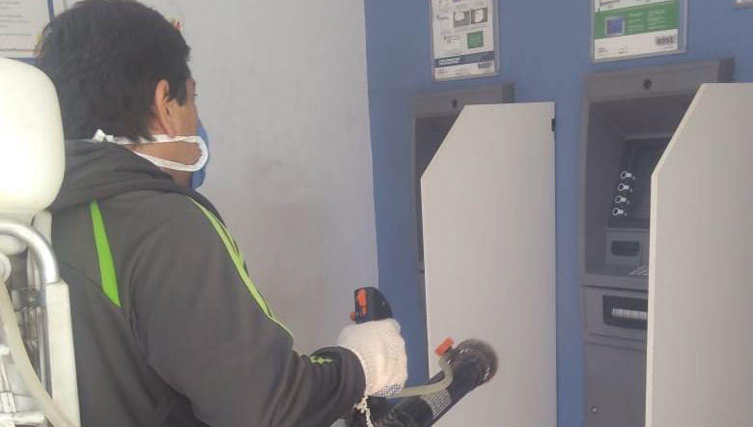 Refuerzan las tareas de desinfeccioacuten en la zona bancaria