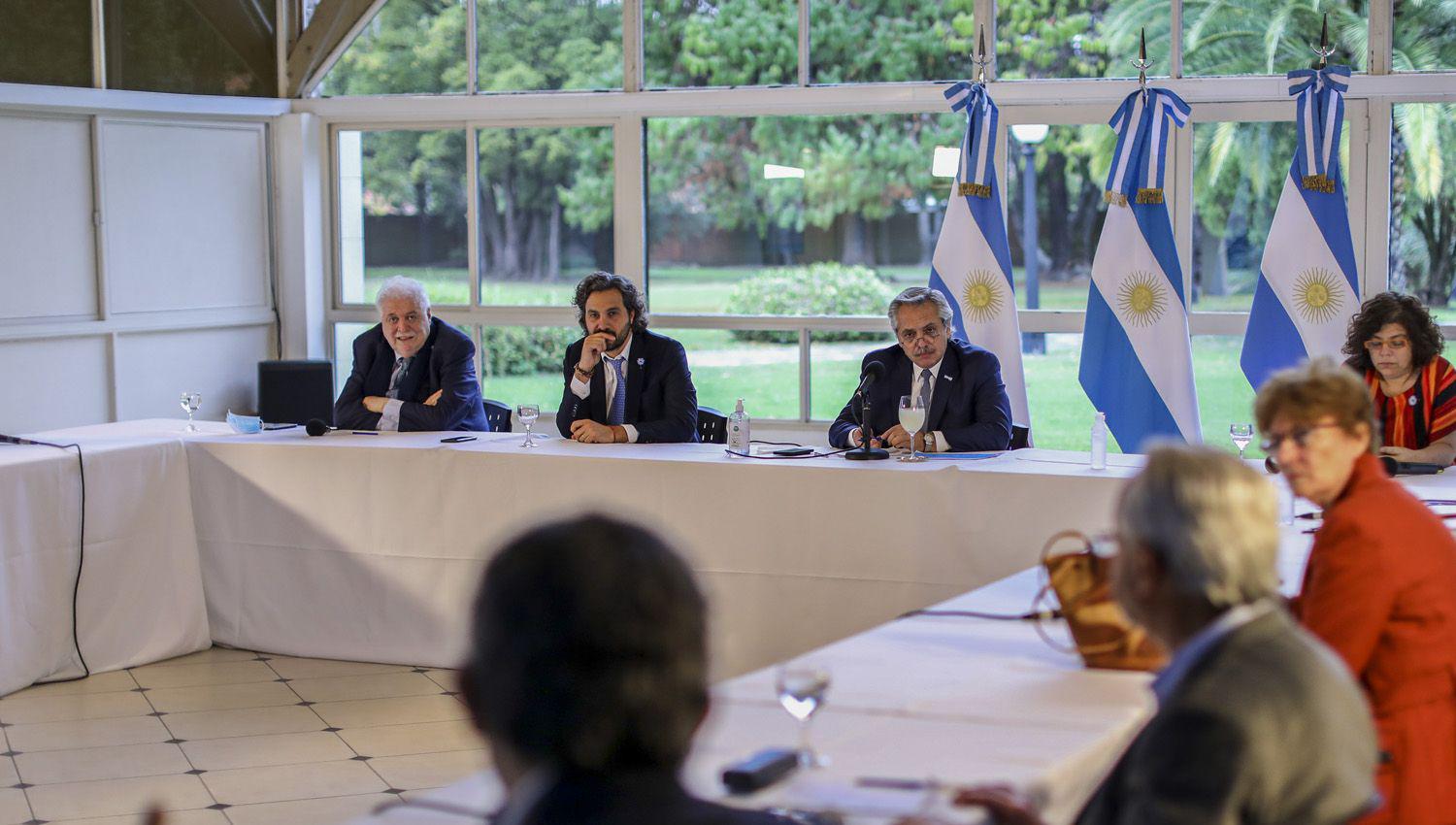 Alberto Fernaacutendez analizoacute en Olivos con el Comiteacute de Expertos la proacutexima fase de cuarentena