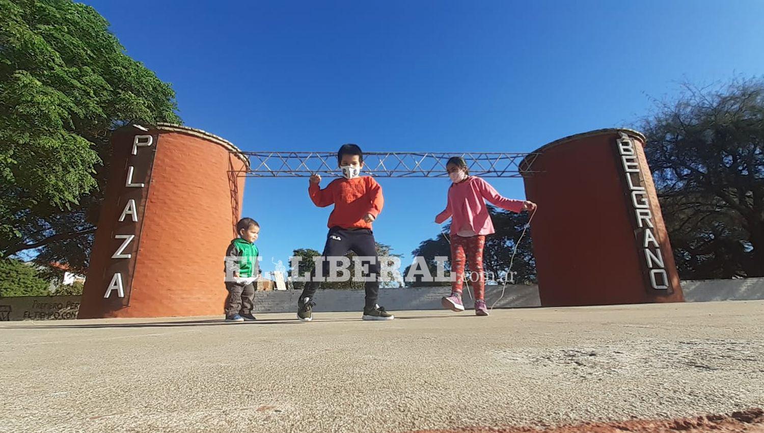 Los menores salieron a disfrutar del sol del domingo en la Capital y en el interior