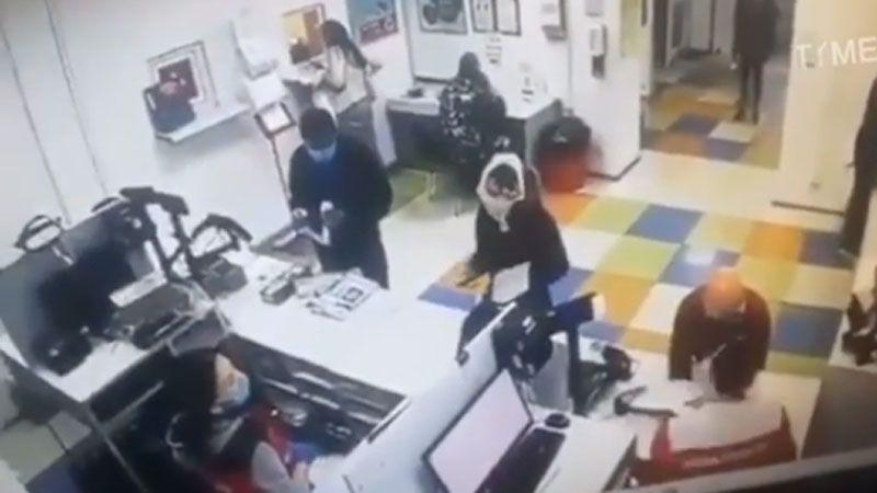 VIDEO- se desnudoacute en puacuteblico para usar su ropa interior de barbijo