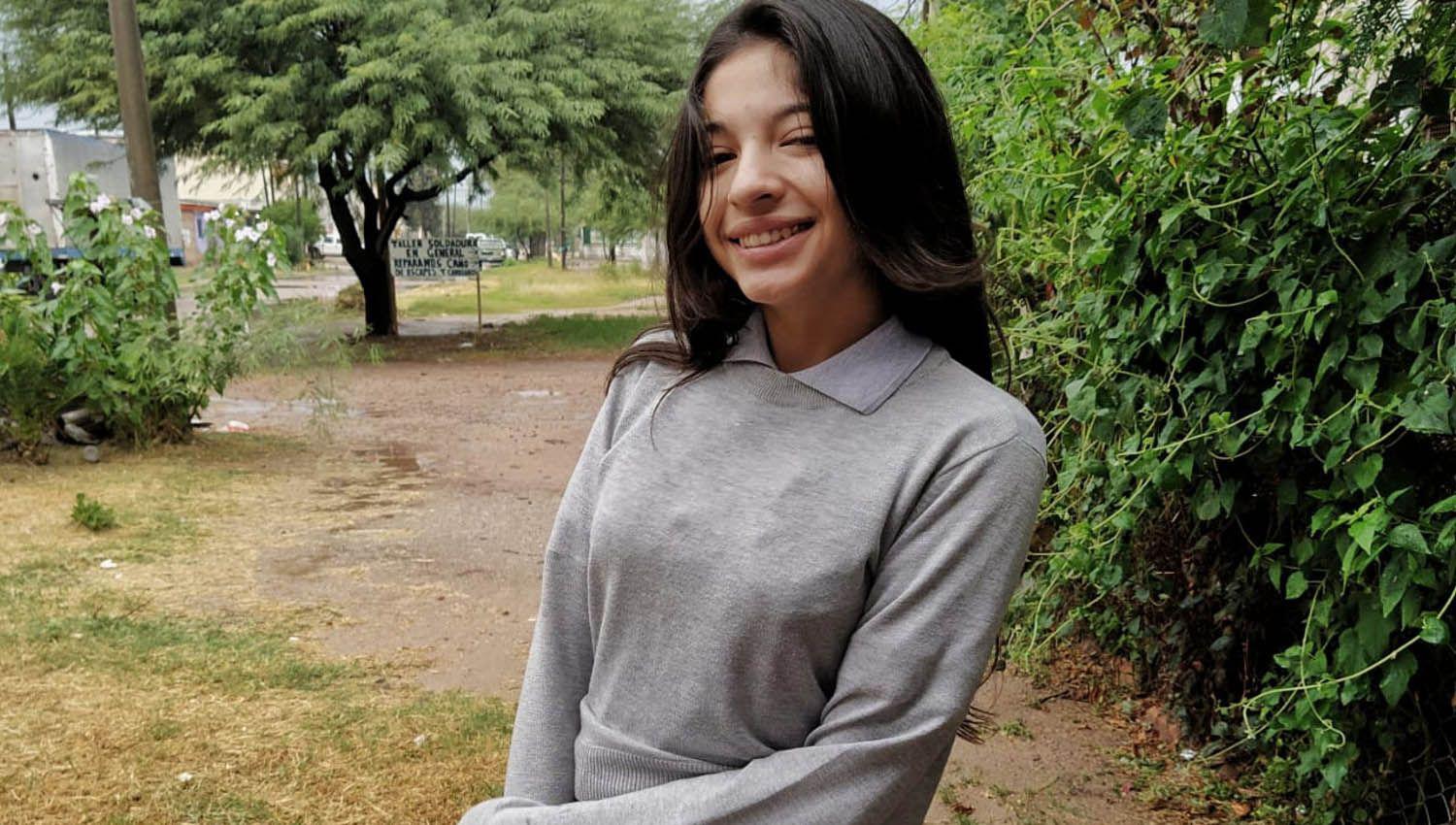 Natalia Aragón del paraje Quimilí Paso debe caminar tres kilómetros hasta una posta sanitaria para lograr una buena conexión que le permita asistir a las clases virtuales