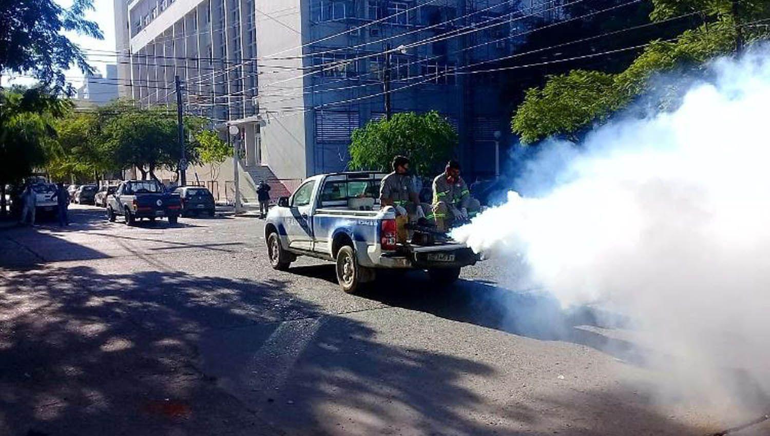 Trabajadores municipales fumigaron una vez maacutes el barrio Alberdi