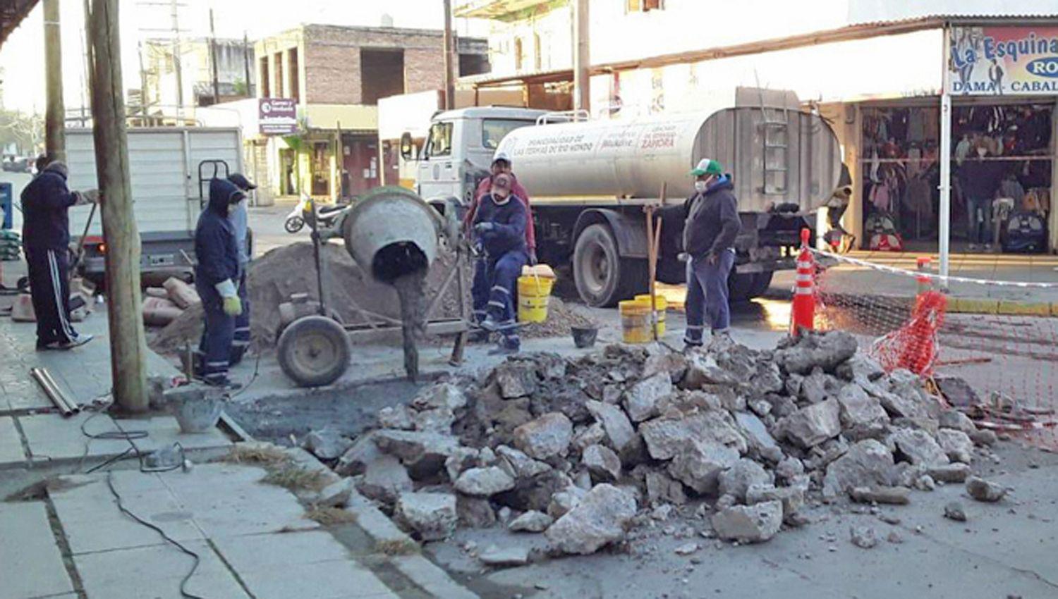 Los obreros municipales trabajan respetando las medidas preventivas de bioseguridad contra el coronavirus
