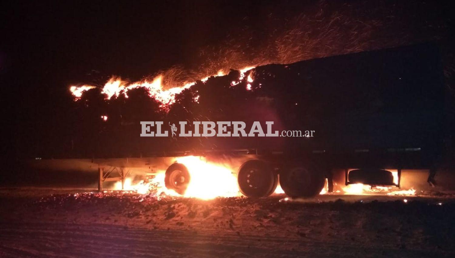 Ruta 92- se incendioacute un camioacuten cargado con 29000 kilos de carboacuten