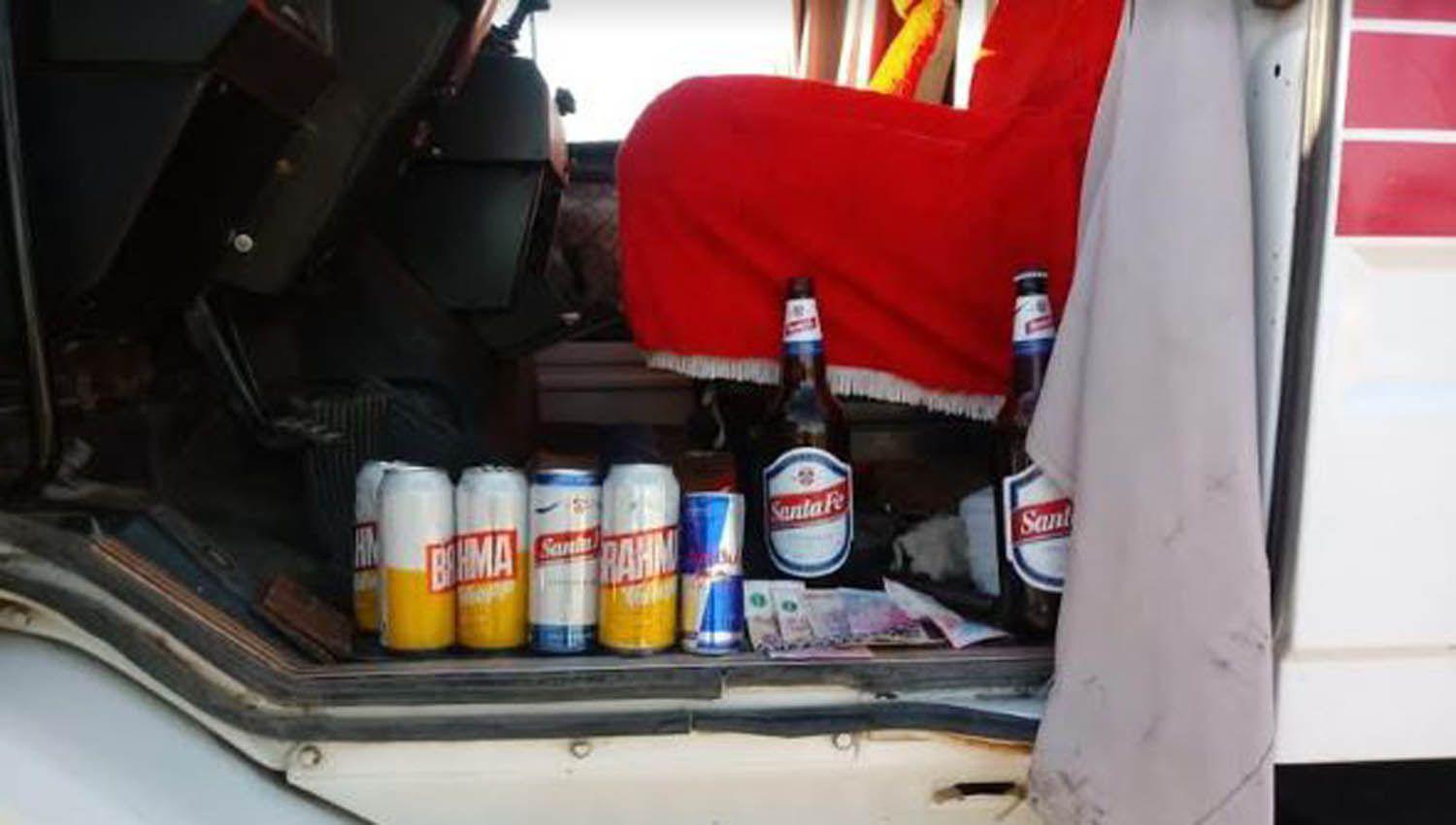 Camionero ebrio eludioacute un control policial y destruyoacute vallas