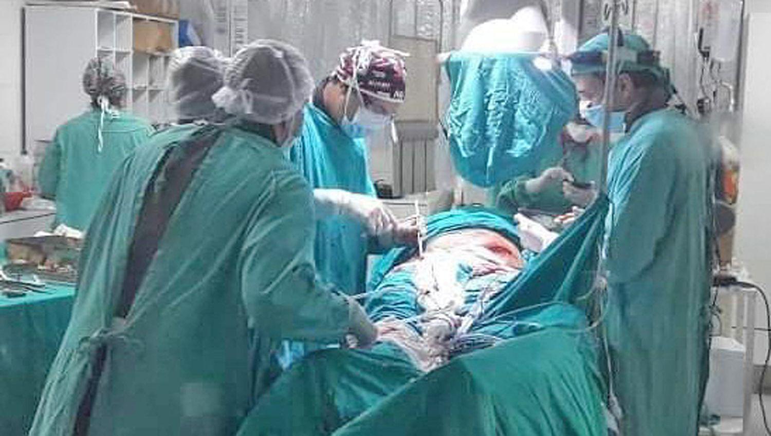Profesionales santiaguentildeos realizaron una cirugiacutea vascular ineacutedita en nuestra provincia