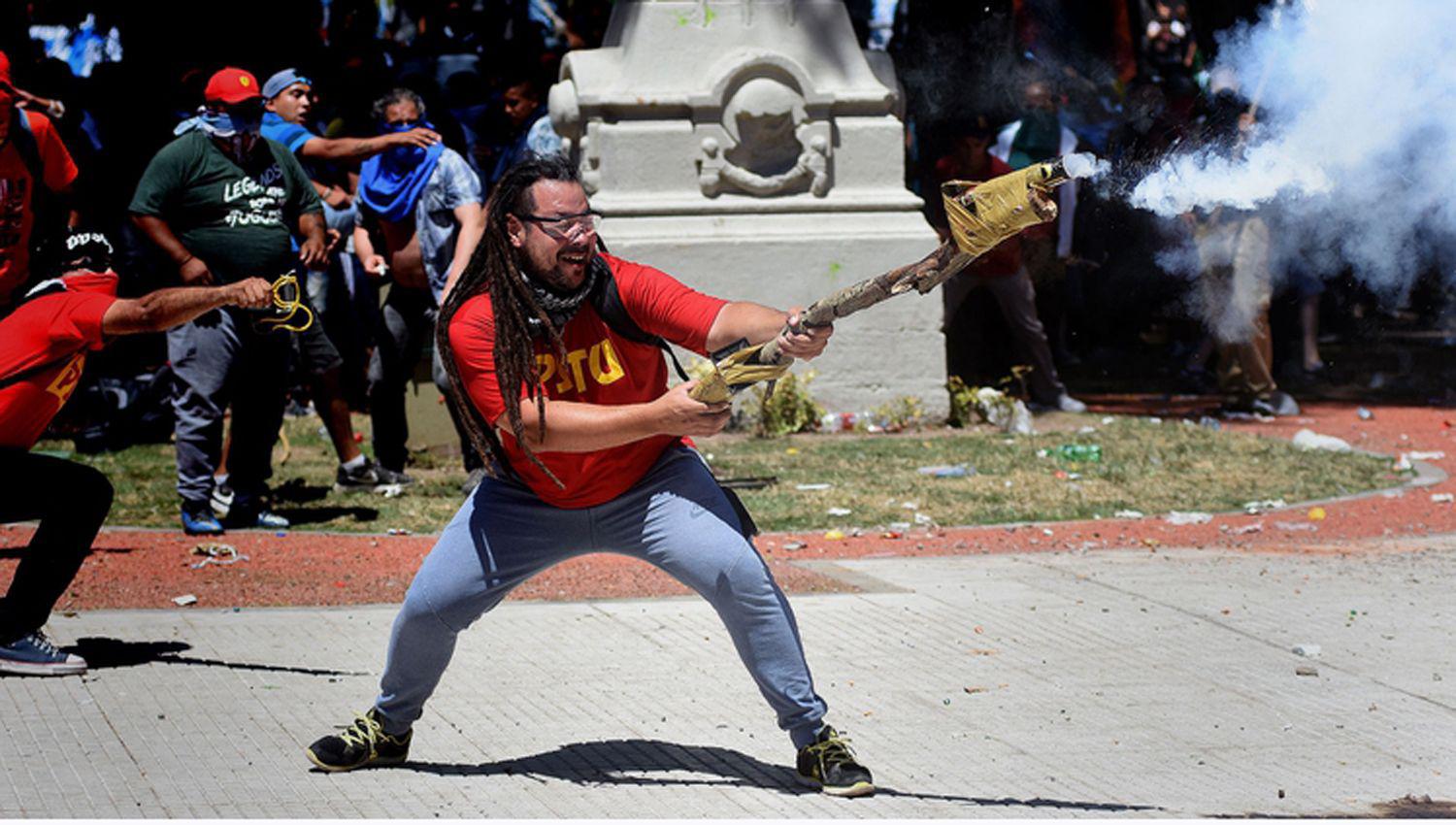 Detuvieron en Uruguay el manifestante que disparoacute el mortero casero frente al Congreso