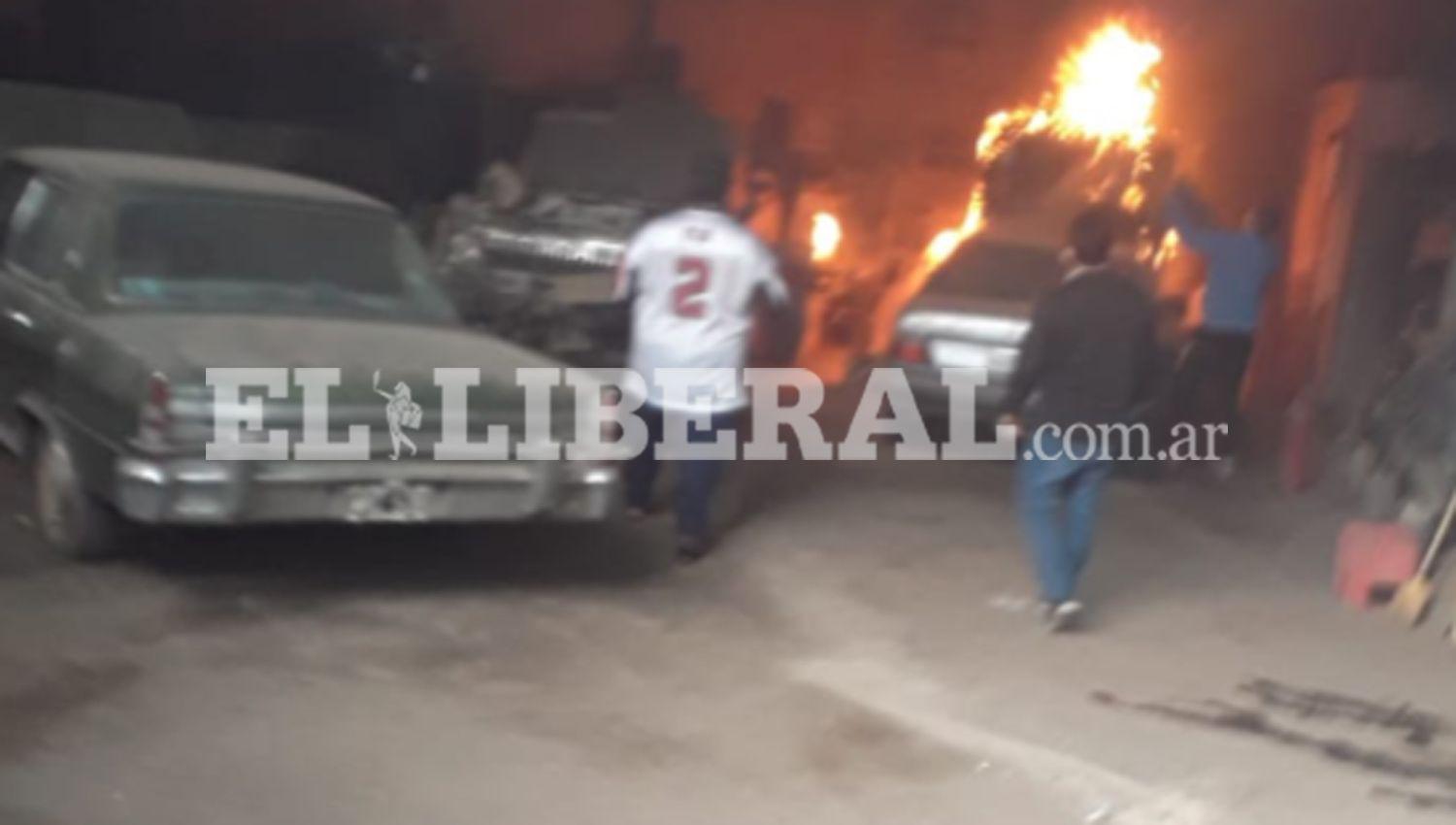 IMAacuteGENES  Temor en La Banda por incendio frente a la plaza Belgrano