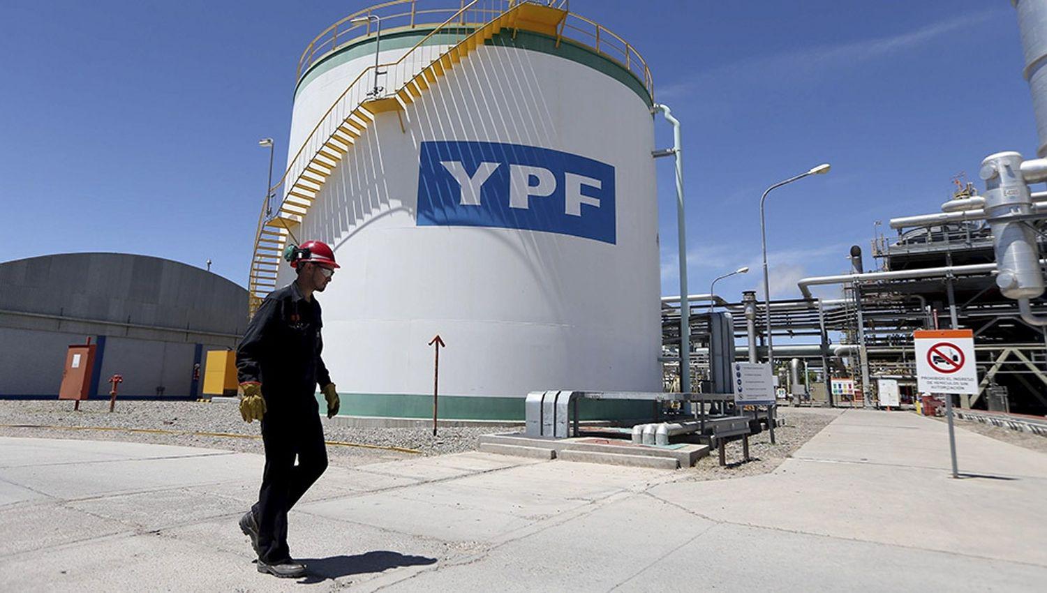 YPF acuerda con sindicato y el resto de las petroleras el pago de 60-en-porciento- de los salarios