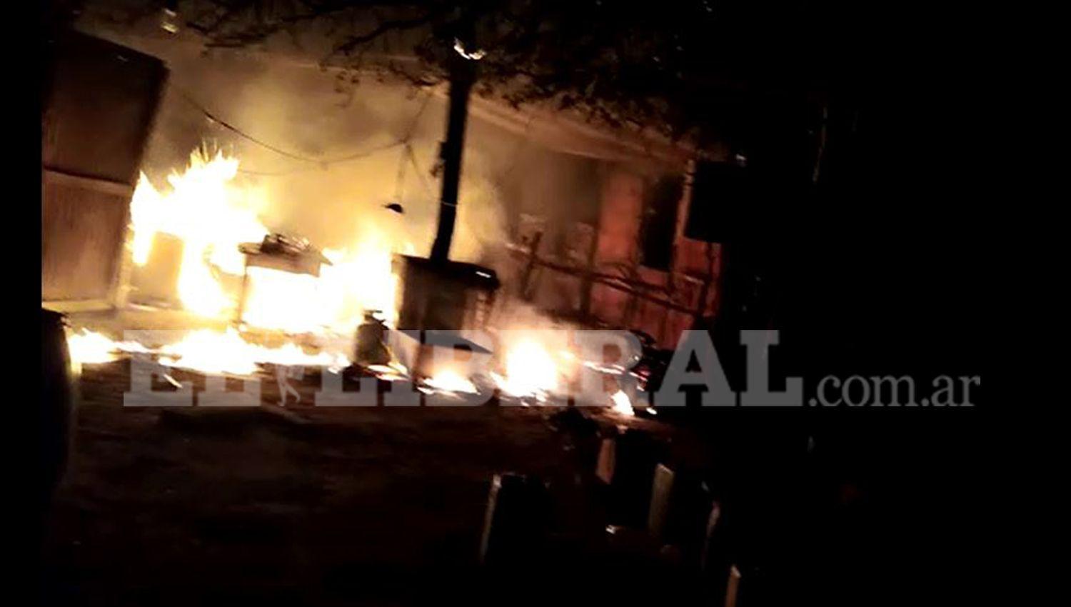 VIDEO  Voraz incendio destruyoacute una vivienda cerca de Los Juriacutees