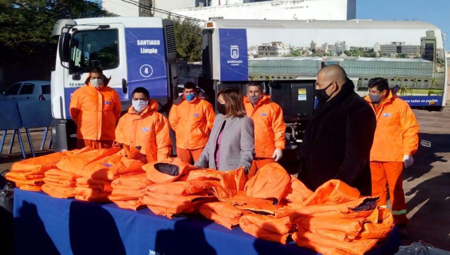 Operarios de barredoras y recoleccioacuten de residuos ya cuentan con su indumentaria