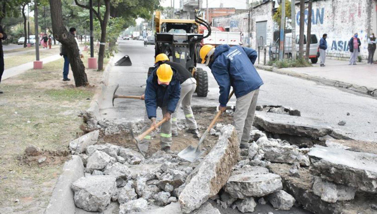 El municipio capitalino realiza tareas de bacheo en los barrios Industria Mosconi y Belgrano