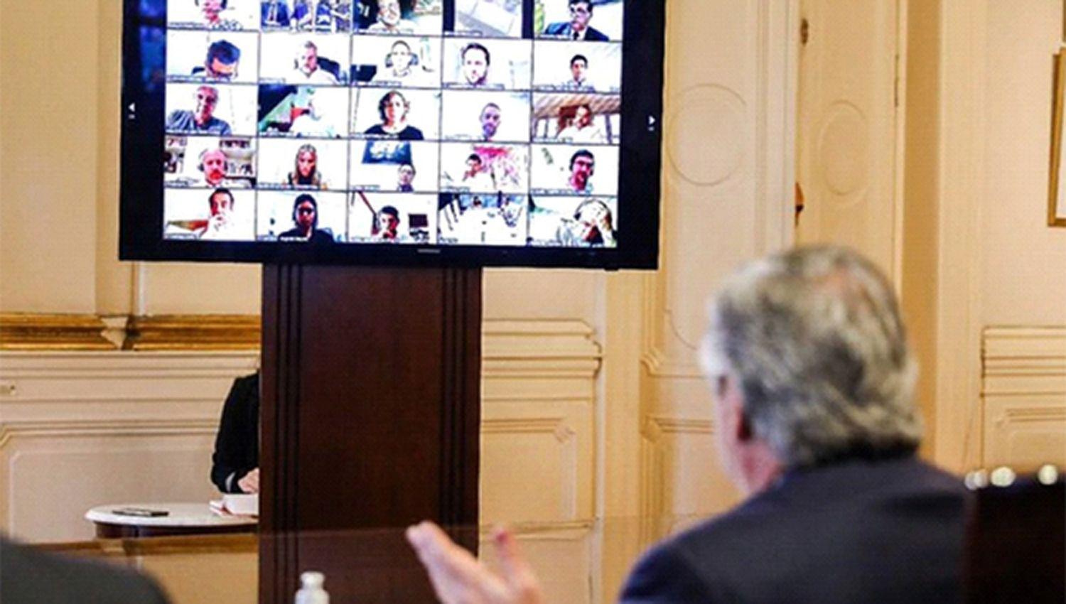El presidente mantiene una videoconferencia con los gobernadores antes del anuncio de la extensioacuten de la cuarentena