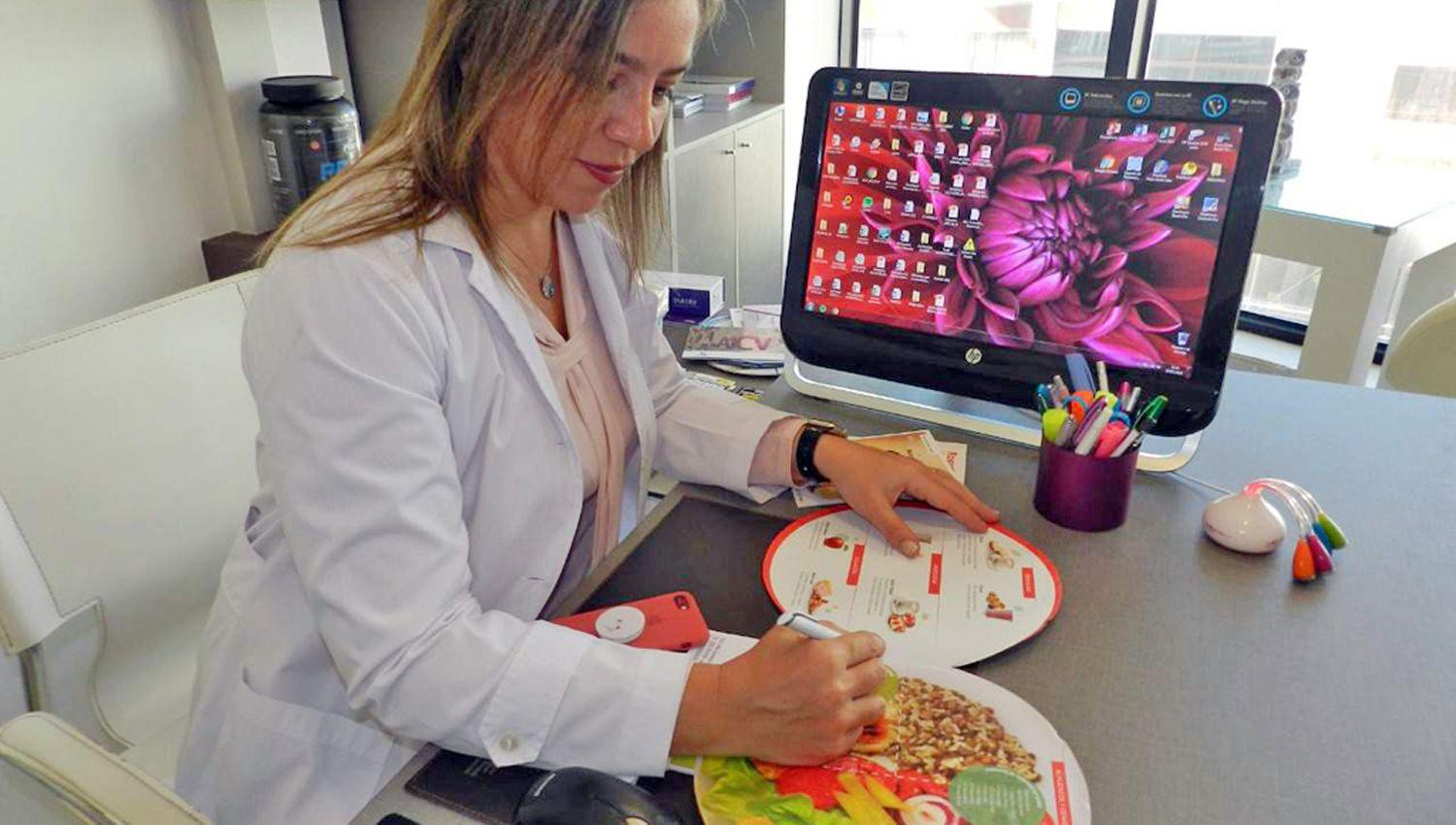 ATENCIÓN La doctora Mónica Rold�n Su�rez como la mayoría de los médicos diabetólogos de la provincia asiste a sus pacientes vía online de manera permanente
