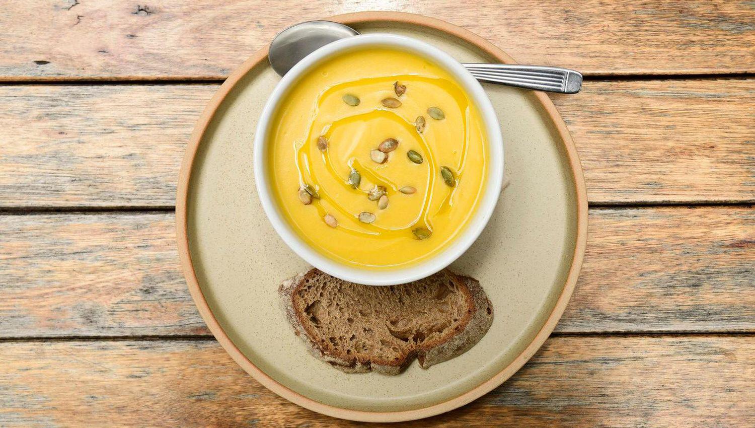 De calabaza de cebolla de tomate o de remolacha- 10 sopas caseras que abrigan