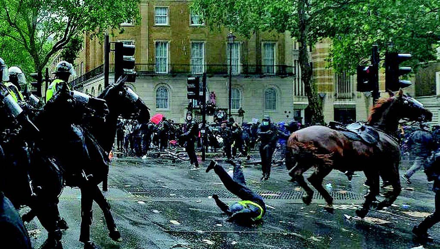 Manifestantes se enfrentaron con la policiacutea en el centro de Londres durante una marcha contra el racismo