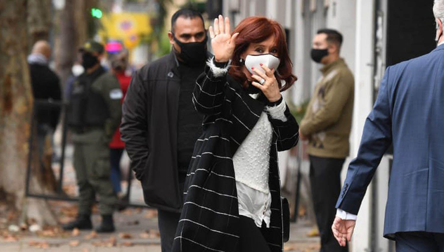 Cristina Kirchner concurrioacute al juzgado para informarse acerca del espionaje ilegal
