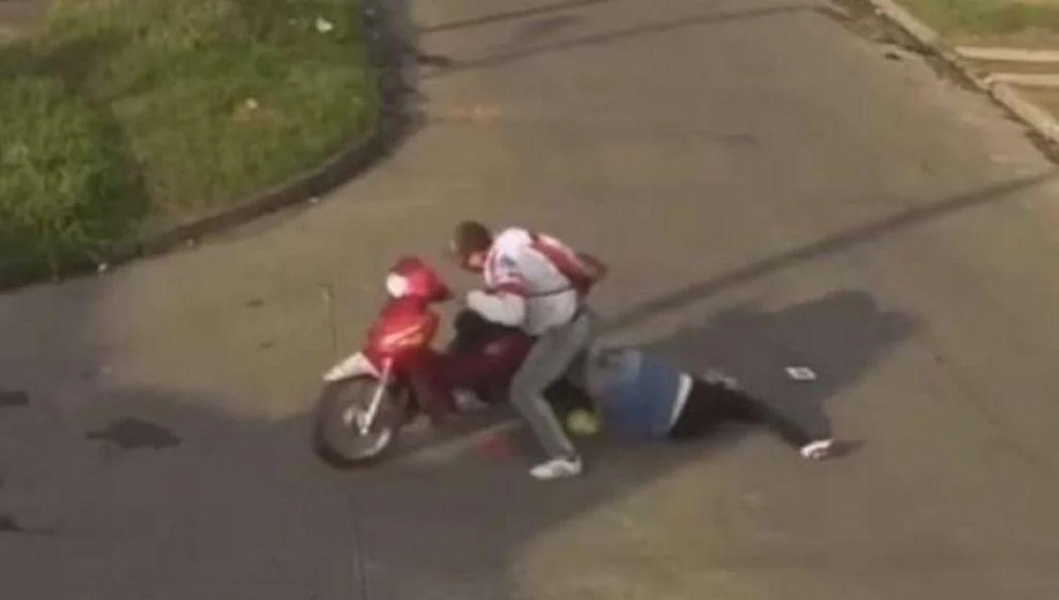 VIDEO  Motochorro arrastroacute maacutes de 30 metros a una mujer  que quedoacute enganchada a la moto por su pelo
