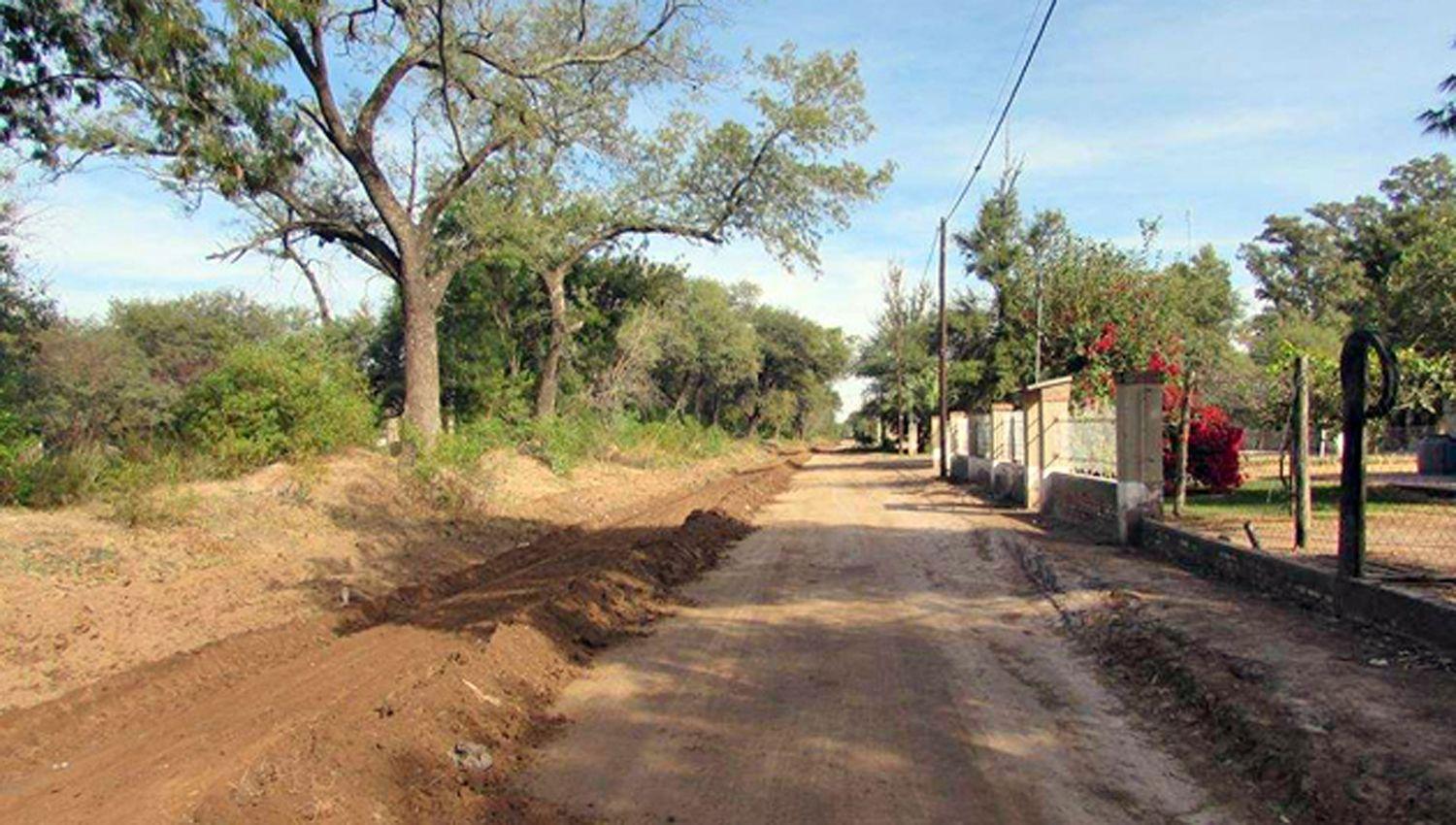 Trabajan en la reparacioacuten de caminos en barrios de Colonia El Simbolar